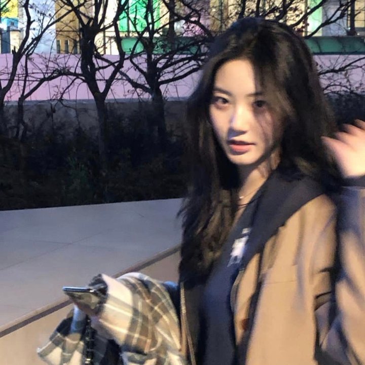 穿条纹衣的男孩